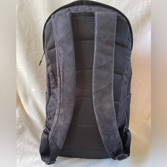 Lululemon Out Of Range Backpack in Camo Vol 20L - Picture 5 of 17